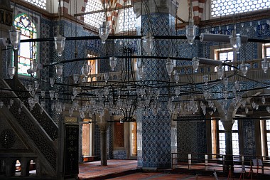 Rüstem-Pascha-Moschee (Istanbul) Eine der schönsten Moscheen Sinans aus dem Jahre 1561. Sie liegt zentral am Rande des Gewürz-Basars in Istanbul. Aufgenommen am 3. April 2012: 8 Aufnahmen mit...
