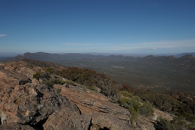 St. Mary's Peak (Wilpena Pound, Australien) Ein wunderbarer Platz. Auf gut 1000 Metern über dem Pound ist dieses Panorama aus 12 Einzelaufnahmen entstanden. Leider war die Zeit für bessere Aufnahmen zu...